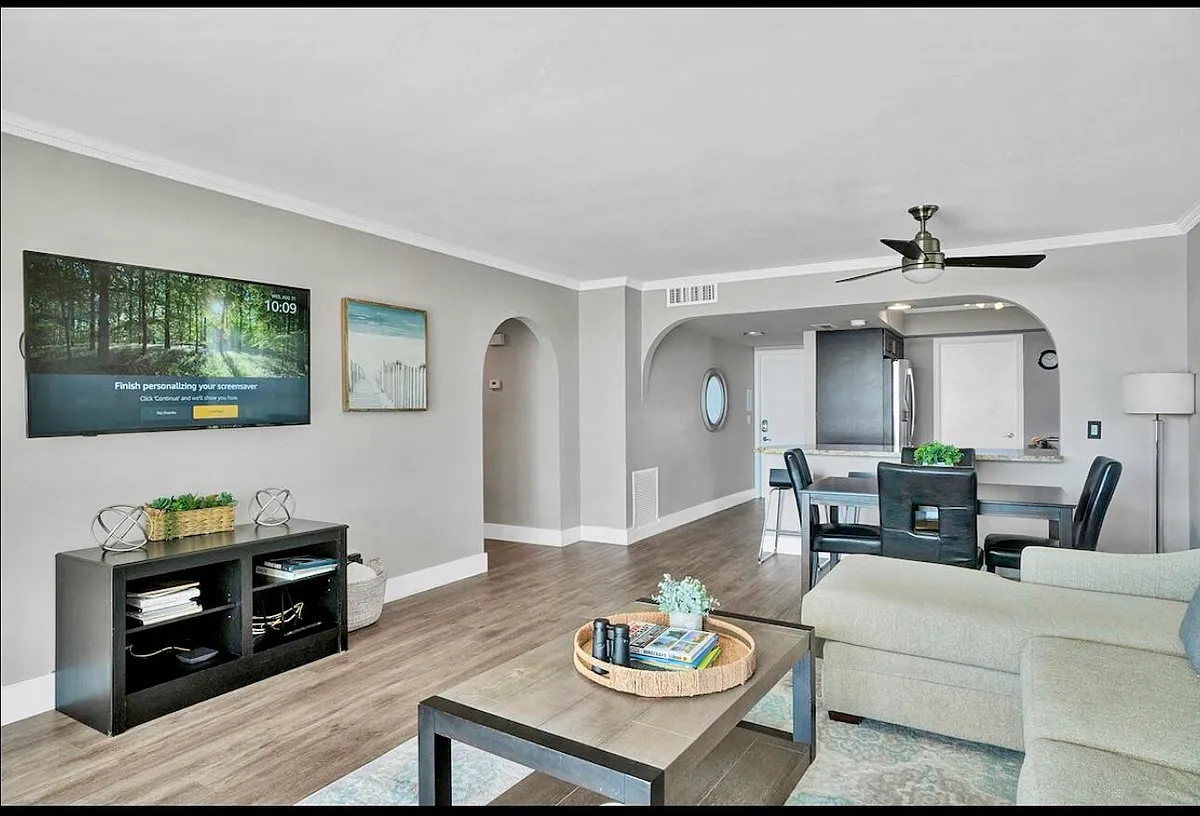 Building Photo - 300 Croton Ave #102
