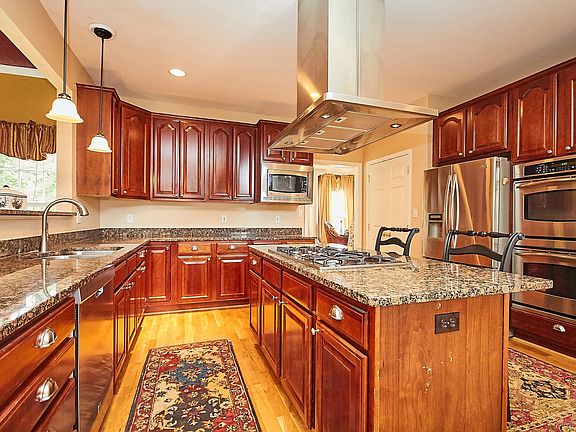 4th image of 308 Henderson Ct