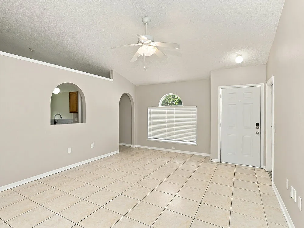 3 bed, 2.0 bath, 1324 sqft, $1,770 — Photo 4