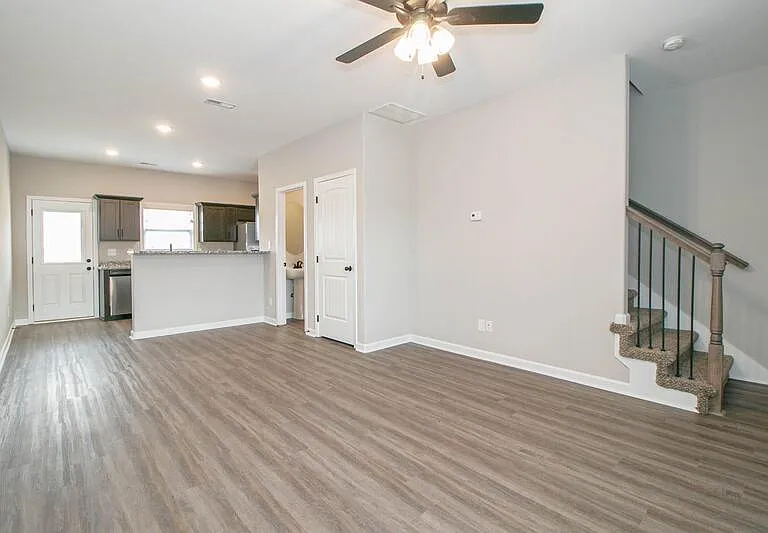 1115-E1 Hillwood Dr — Photo 2