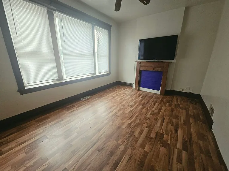 725 W 69th St — Photo 1