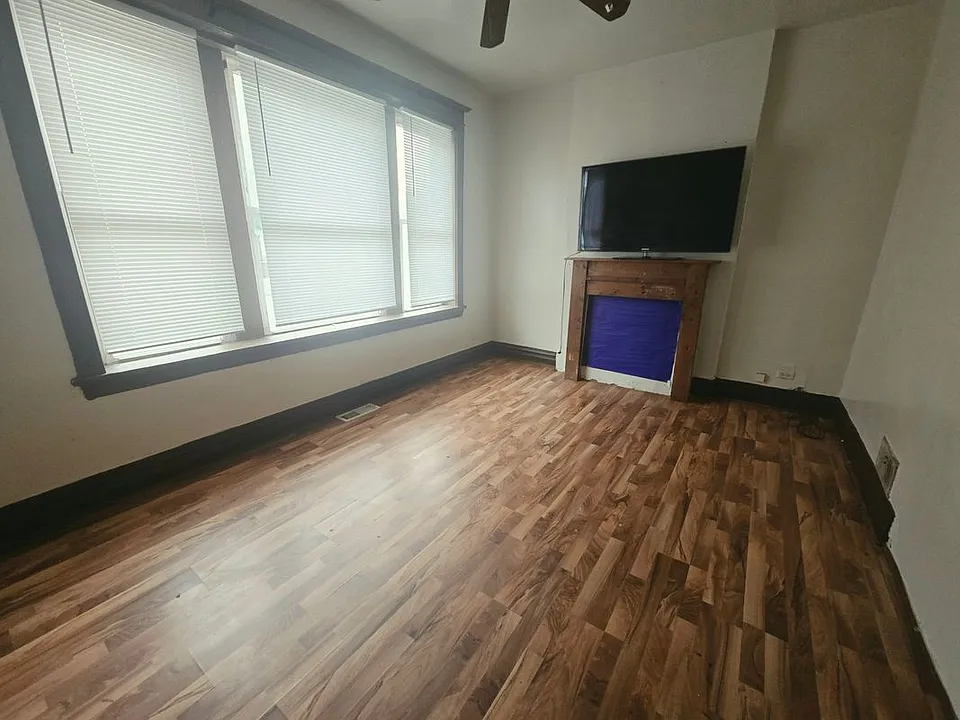725 W 69th St