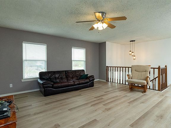 4th image of 522 Royal Valley Rd