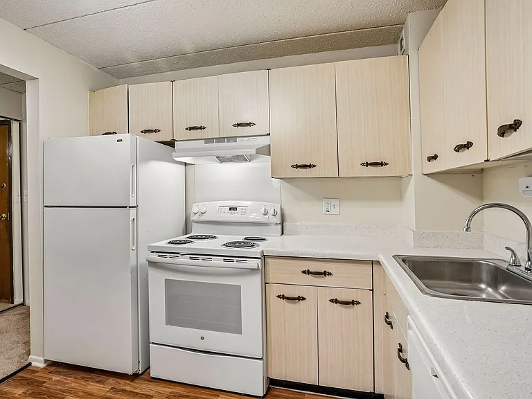 Lincoln Tower Apartments — Photo 15