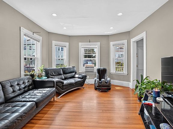 4th image of 324-326 Atlantic St