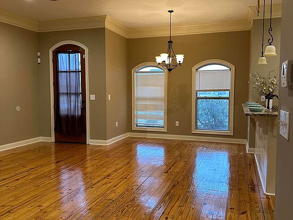 3rd image of 119 Woodridge Dr