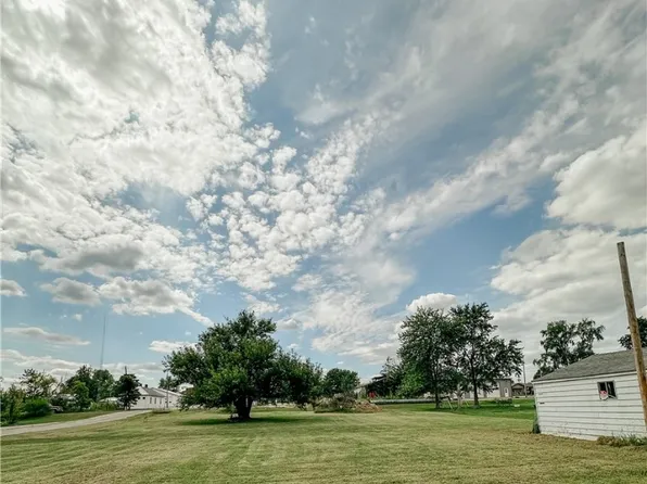 106 E Chestnut St, Flat Rock, IL 62427