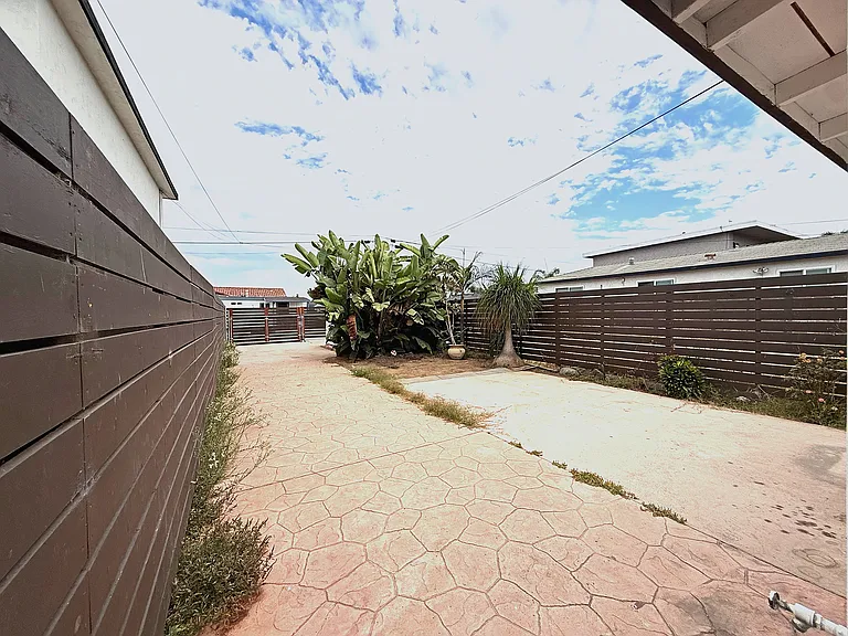 577 Florence St — Photo 32