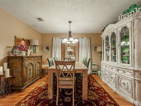 3rd image of 2203 Mockingbird Ln