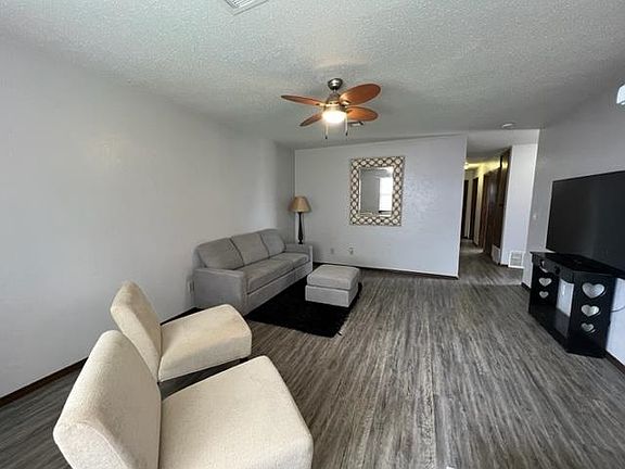 3rd image of 913 Hillcrest Dr