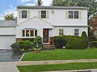 46 Knickerbocker Rd E, Plainview, NY 11803