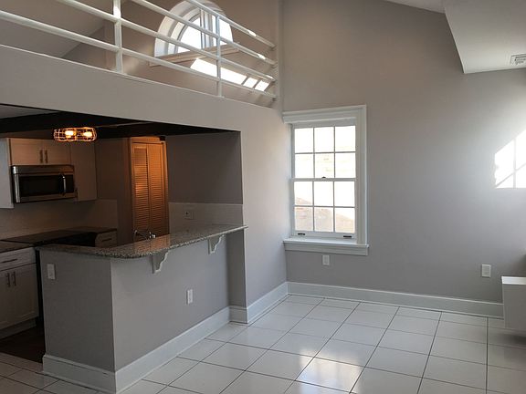 2nd image of 2308 Lombard St APT 5