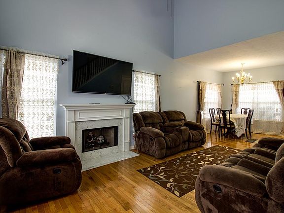 2nd image of 2324 Broadview Dr