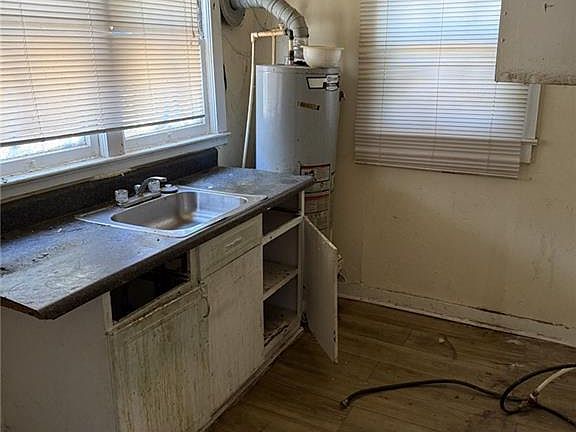 2nd image of 2006 Edwards Ave