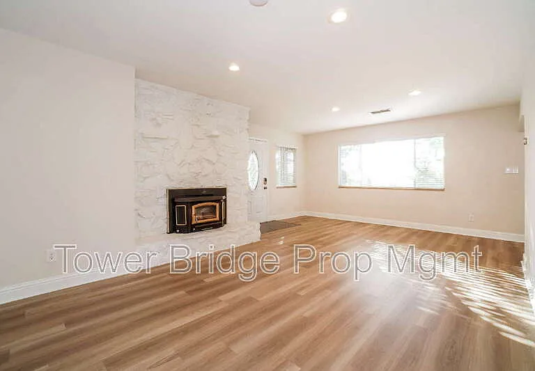 737 Cresta Ct — Photo 4