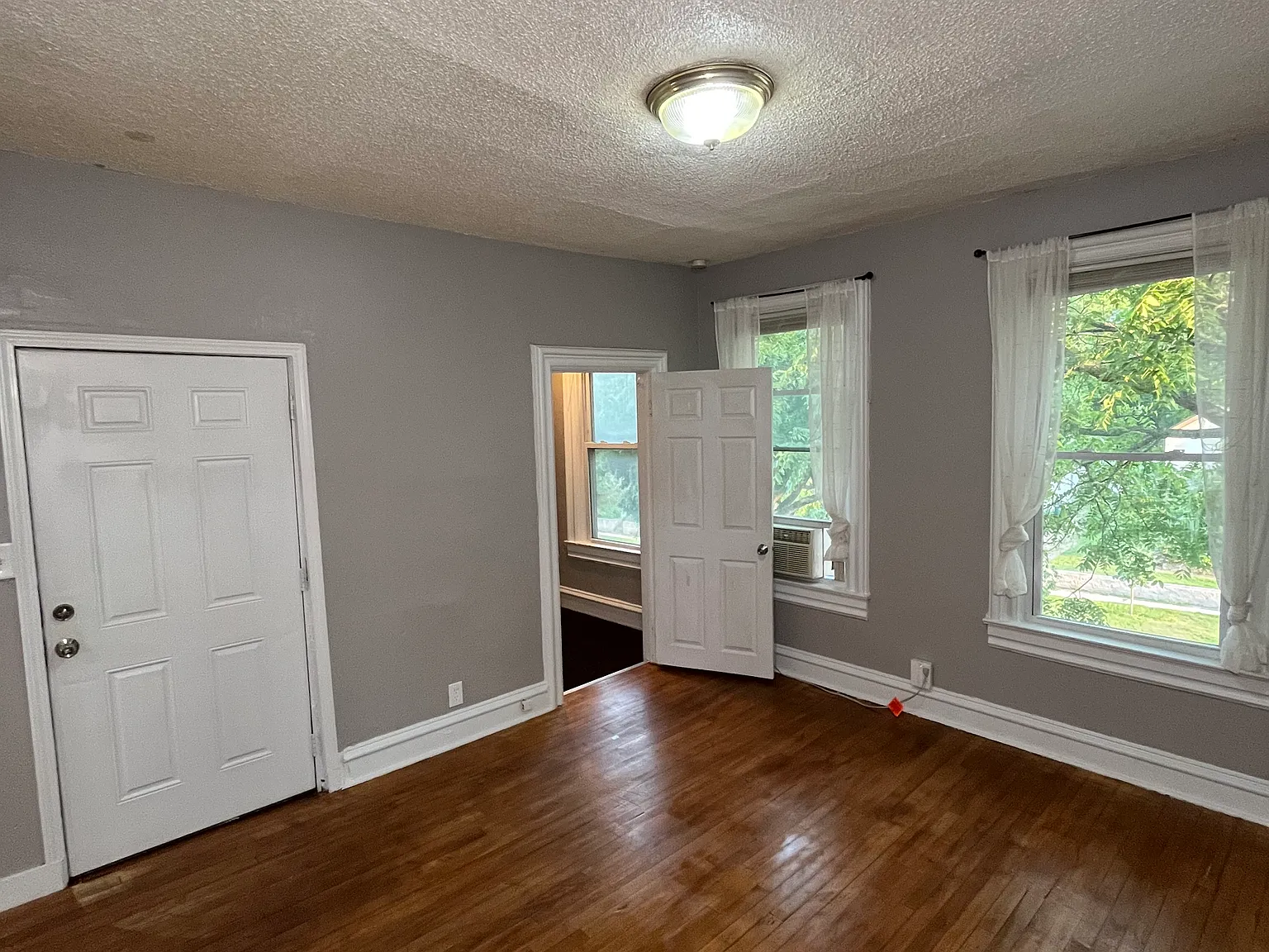 1 bed, 1981 sqft, $1,000 — Photo 2