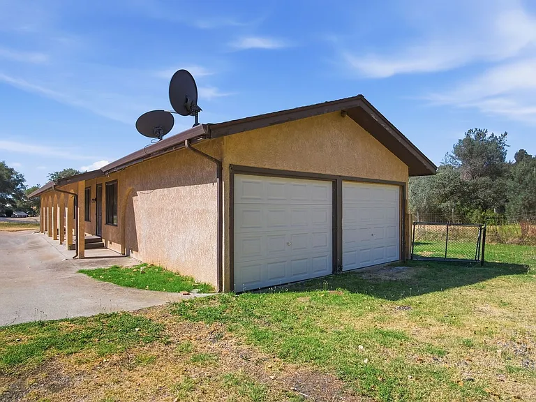 912 Feather Dr — Photo 10