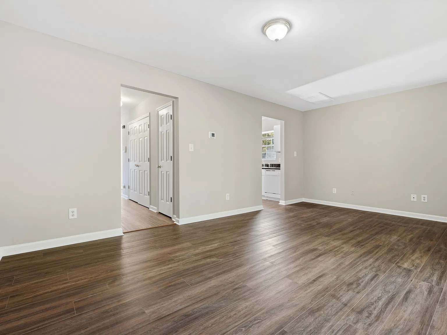 3 bed, 2.5 bath, 1320 sqft, $1,550 — Photo 3
