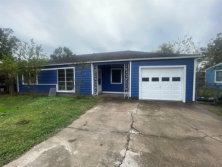 4810 Airport Blvd — Photo 1