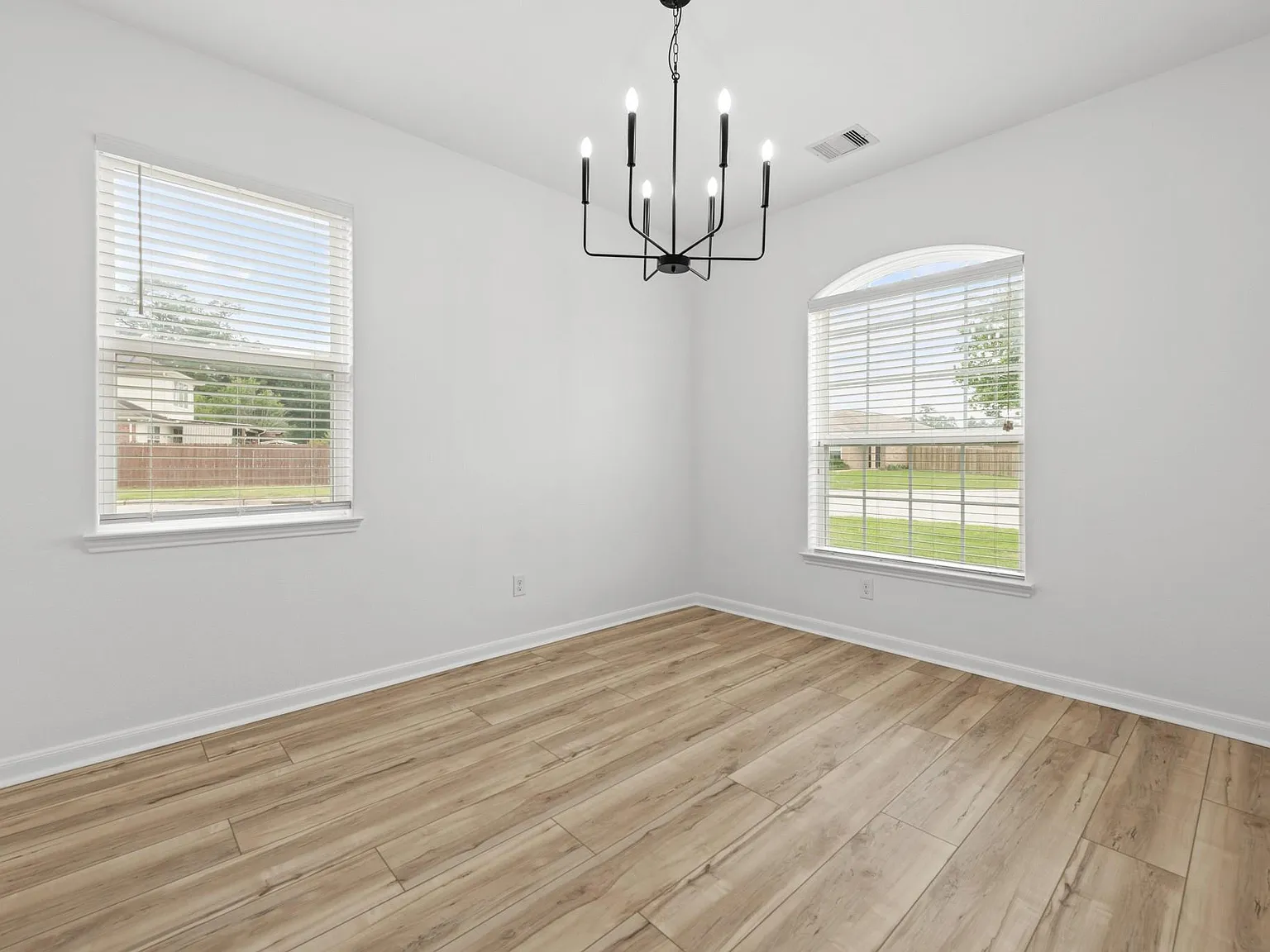 3 bed, 2.0 bath, 1556 sqft, $2,150 — Photo 4