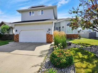 22 N Denovan Cres, Red Deer, AB T4R 1W2