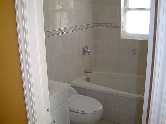 bathroom w jaccuzi Tub