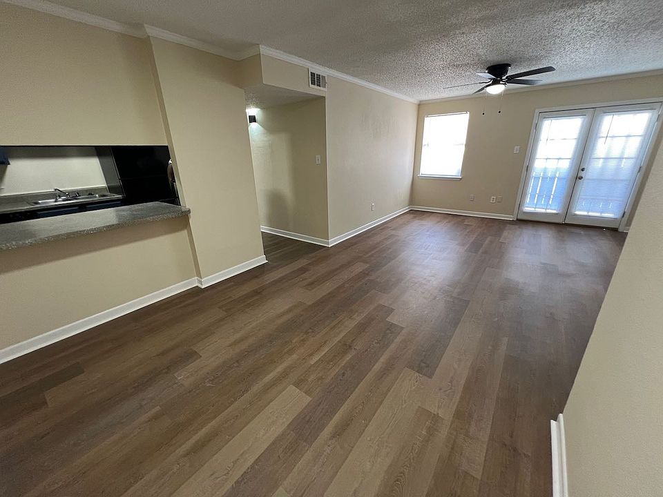 2 Bedroom 2 bath- living/dining area