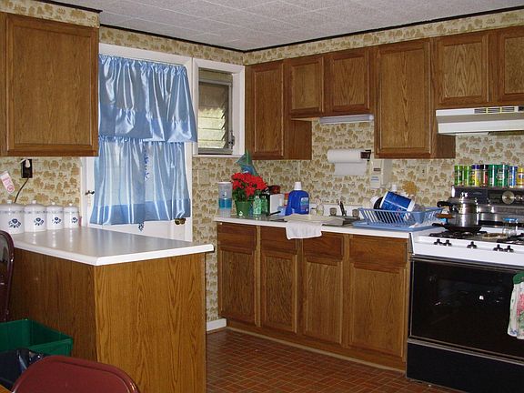 Kitchen w/door to backyard