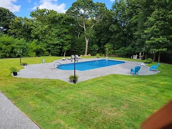 3rd image of 9 Foxridge Cir