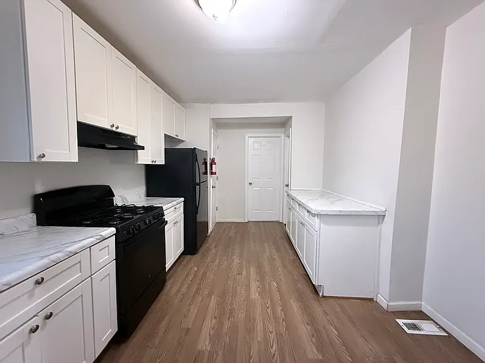 10 bed, 2.0 bath, 2201 sqft, $3,495 — Photo 4