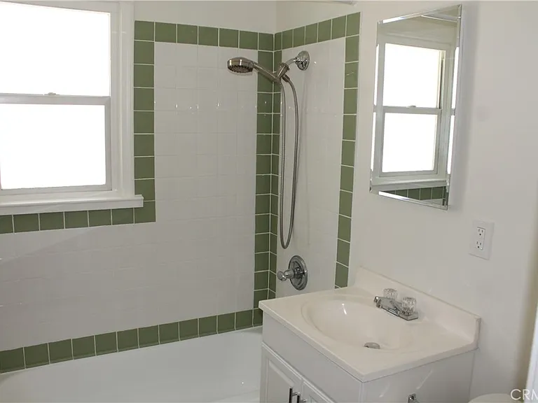 1613 W Victory Blvd — Photo 7