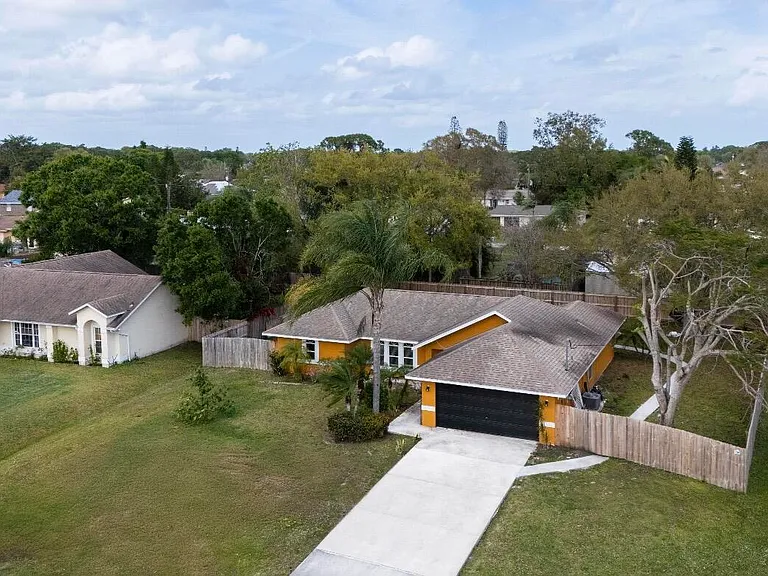 353 NW Ferris Dr — Photo 2