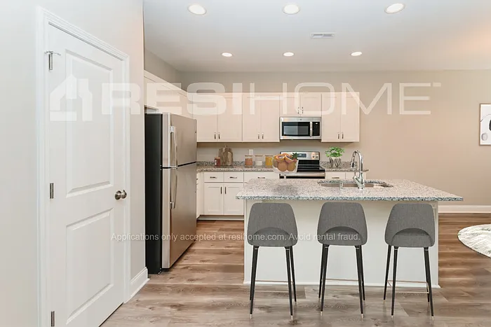 841 7th St — Photo 3