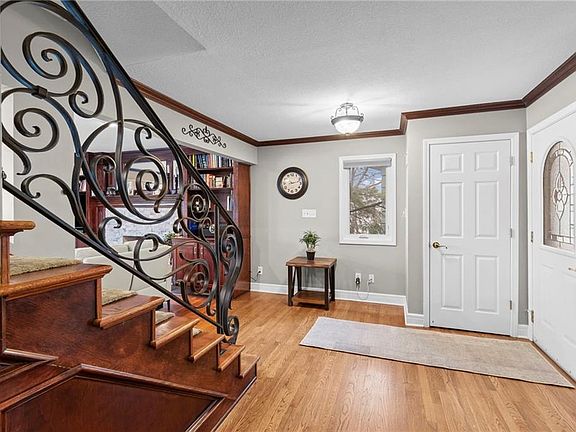 4th image of 1077 S Shore Dr