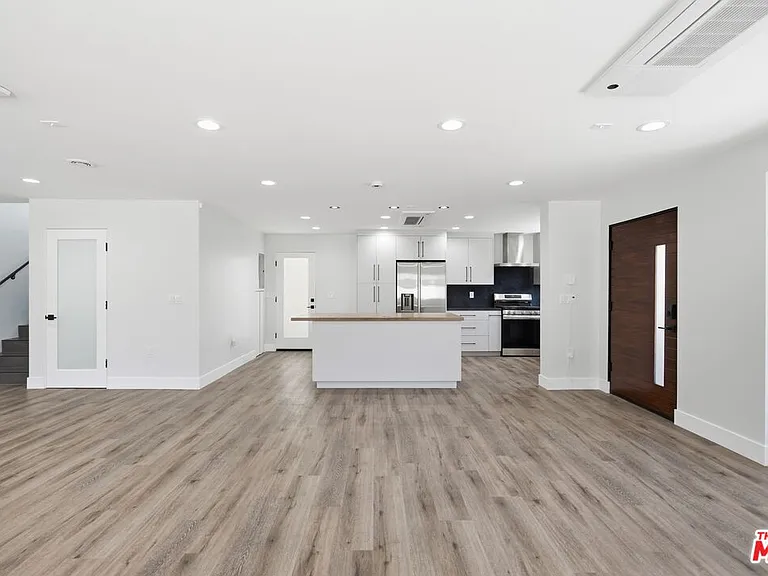 11611 Burbank Blvd — Photo 3