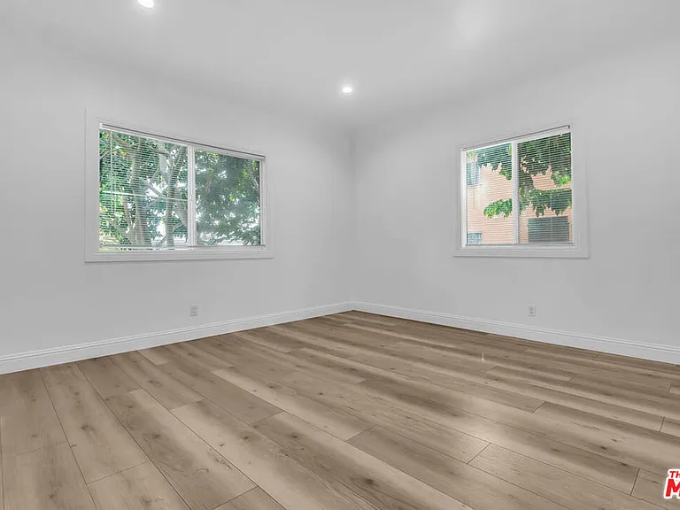 261 W 43rd Pl — Photo 2