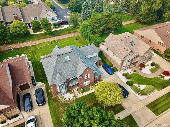 3rd image of 4493 Saint Albans Dr