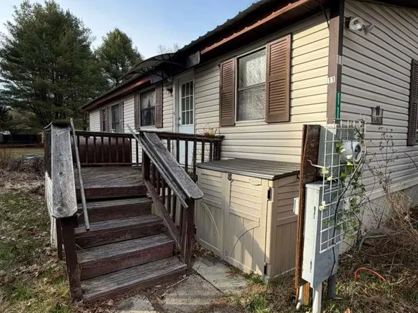 15-11 Falmouth St, Mooers Forks, NY 12959