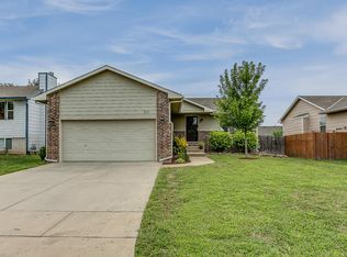 804 S Red Oaks Cir, Wichita, KS 67207