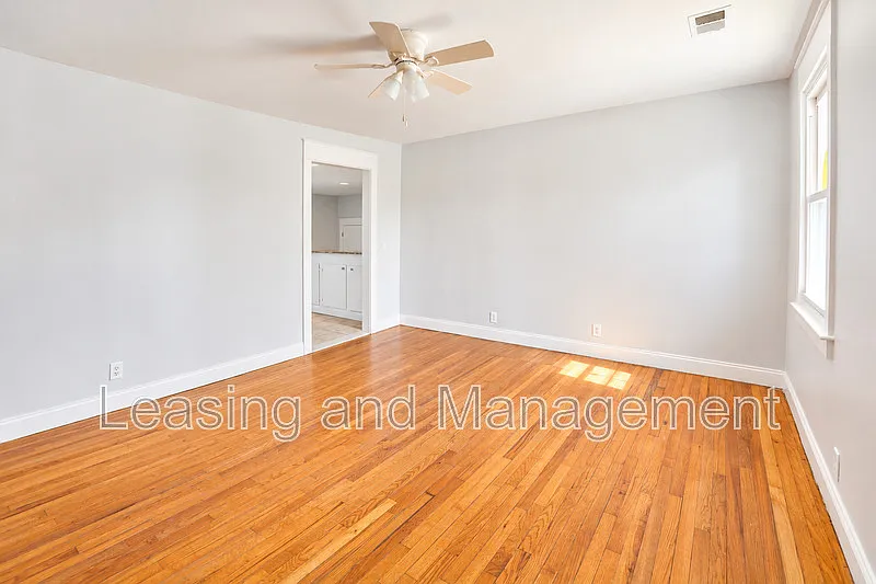 3 bed, 2.0 bath, 1800 sqft, $2,330 — Photo 4