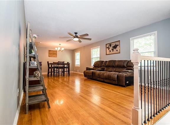 3rd image of 804 W 109th Ter