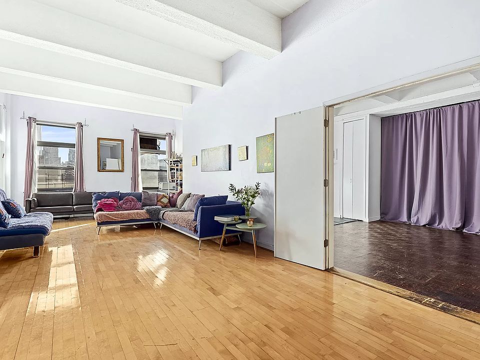 1st image of 529 W 42nd St APT 3RS