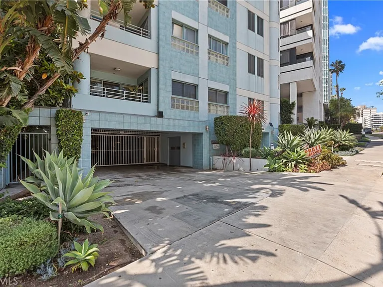 10336 Wilshire Blvd #703 — Photo 28