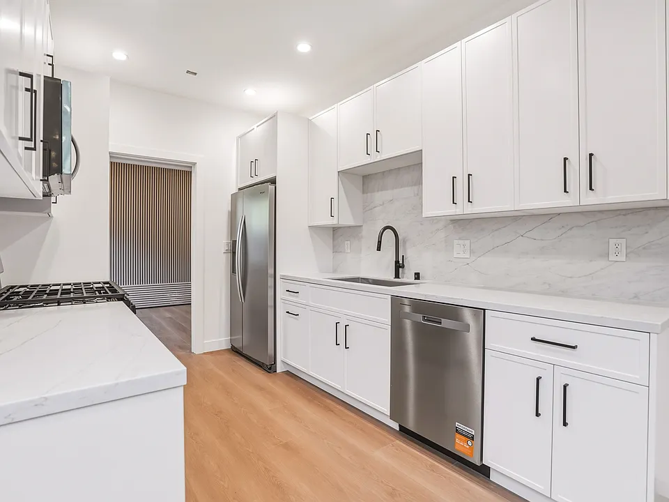 6843 Yolanda Ave