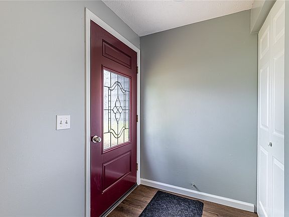 4th image of 32 Coachlight Cir