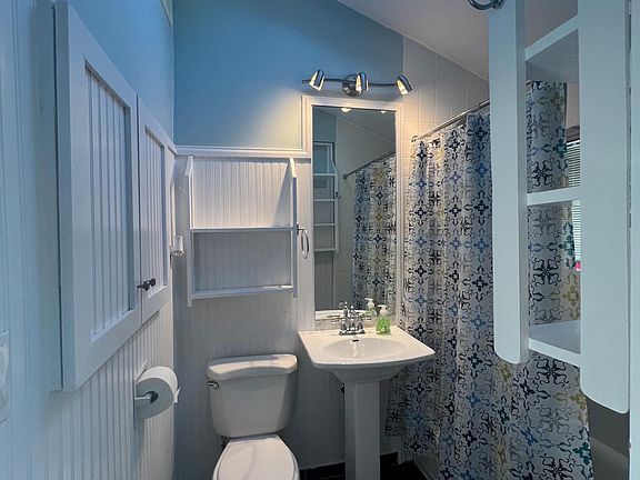 Main bathroom (first floor) with Skylight