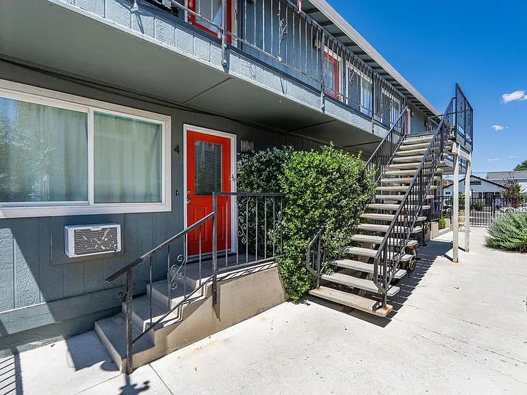 521 Sinclair St — Photo 11