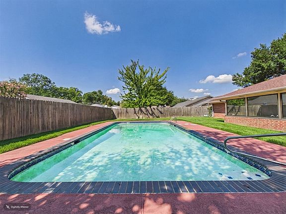 3rd image of 518 Ridgeway Ln