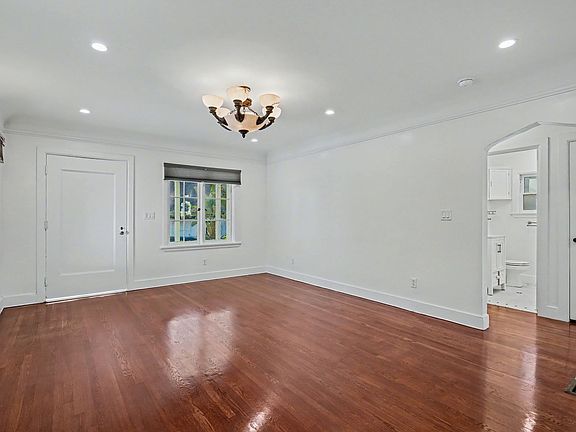 4th image of 679 S Oak Knoll Ave