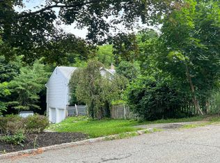 32 Maryann Rd, Oak Ridge, NJ 07438